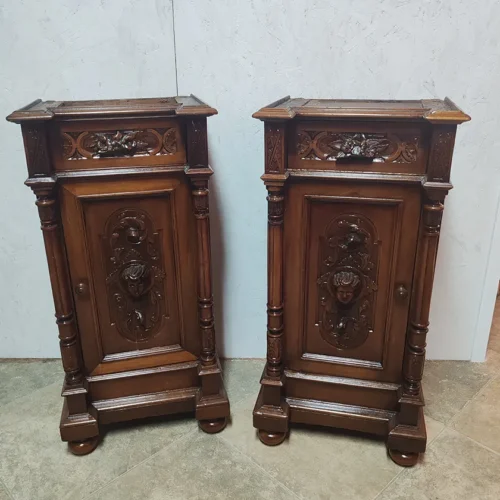 Coppia di comodini d'epoca in legno massello scolpito