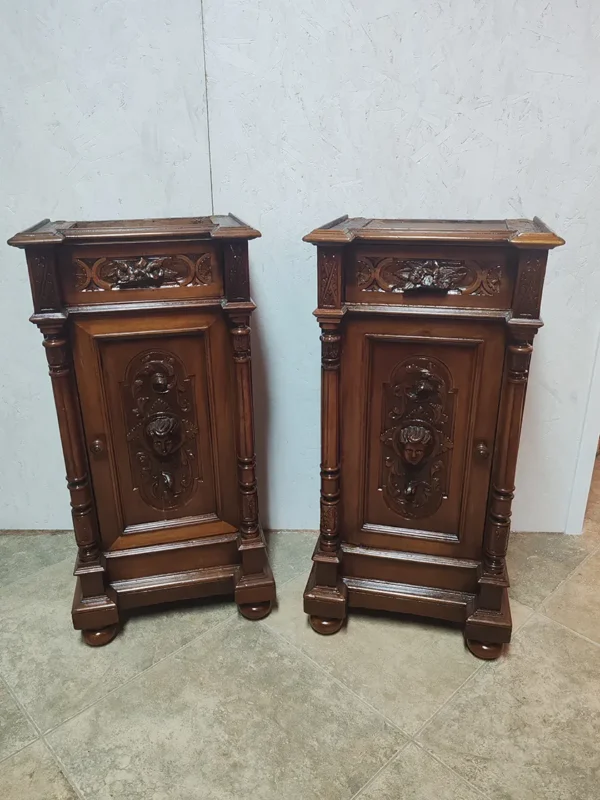 Coppia di comodini d'epoca in legno massello scolpito