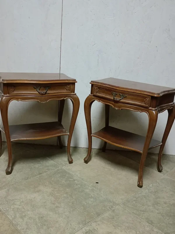Coppia di comodini in legno stile francese