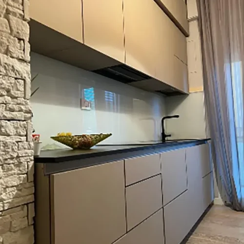 Cucina Moderna in Laminato Opaco con Top in Fenix