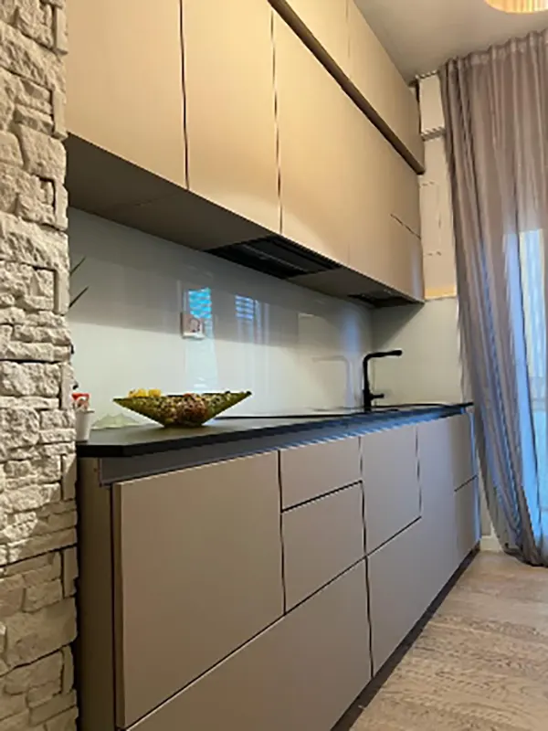 Cucina Moderna in Laminato Opaco con Top in Fenix